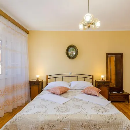 Kuca Dragica Holiday home Grizane-Belgrad